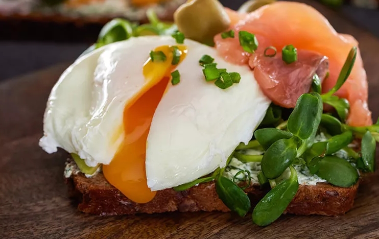 Правила варки вкусных яиц пашот — вооружаемся пищевой пленкой